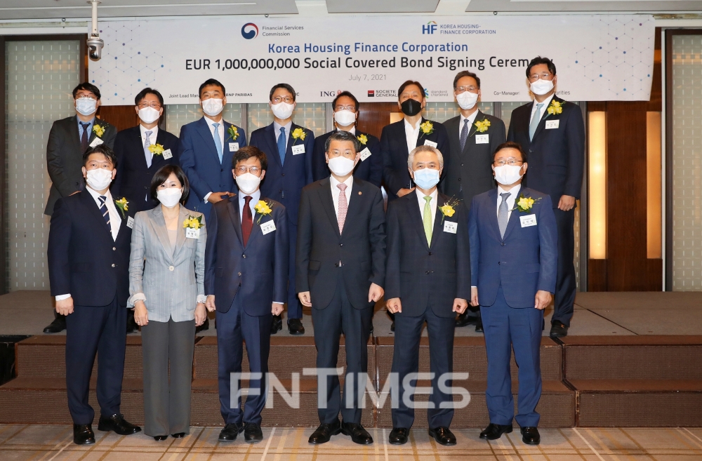 은성수 금융위원장(앞줄 왼쪽 네 번째)과 최준우 한국주택금융공사 사장(앞줄 왼쪽 세 번째)이 7일 서울 중구 웨스틴조선 호텔에서 열린 '해외 커버드본드 발행 기념식'에서 발행주관사 및 참여기관 관계자들과 기념촬영하고 있다./사진=한국주택금융공사