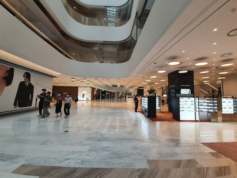 9일 여의도 발 코로나19 확산으로 인해 손님이 없는 여의도 더현대서울/사진제공=본사취재