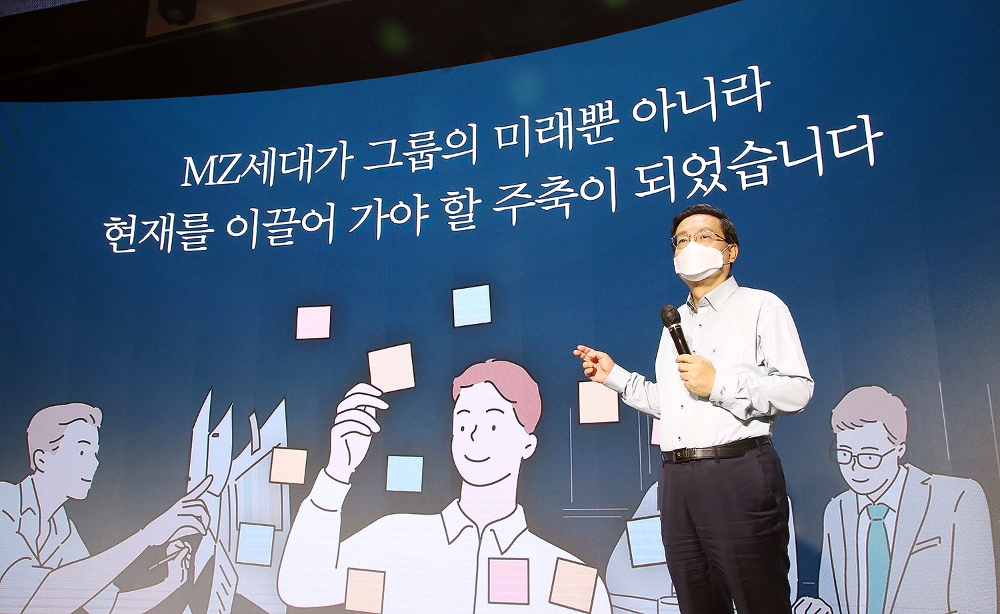 손태승 우리금융그룹 회장이 지난 9일 화상으로 열린 ‘2021년 하반기 우리금융그룹 경영전략 워크숍’에서 MZ세대가 공감할 수 있는 새로운 기업문화를 함께 만들자고 당부하고 있다./사진=우리금융그룹