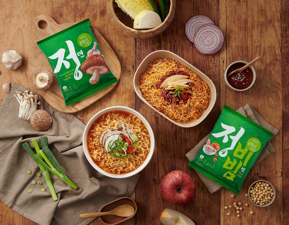 풀무원 비건라면 정면과 정비빔면 제품 모습. / 사진제공 = 풀무원
