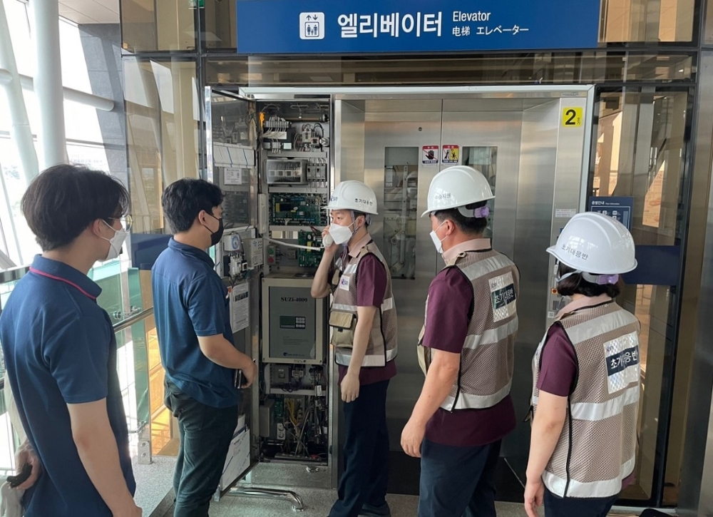 SRT 지제역은 지난 14일 승강기 이용객 갇힘 사고 대응훈련을 전개했다. /사진제공=SR