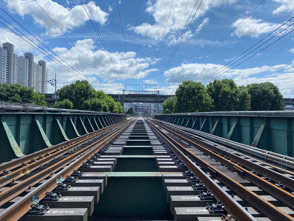 장대레일이 설치된 한천교. /사진제공=한국철도