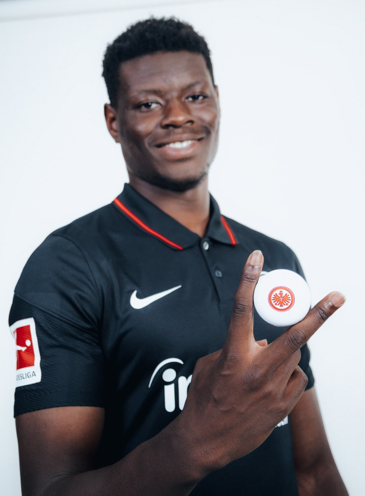 독일 축구 클럽 아인트라흐트 프랑크푸르트 소속 공격수 '라그나르 아해'가 맞춤형 LG톤프리를 소개하고 있다. 사진=LG전자