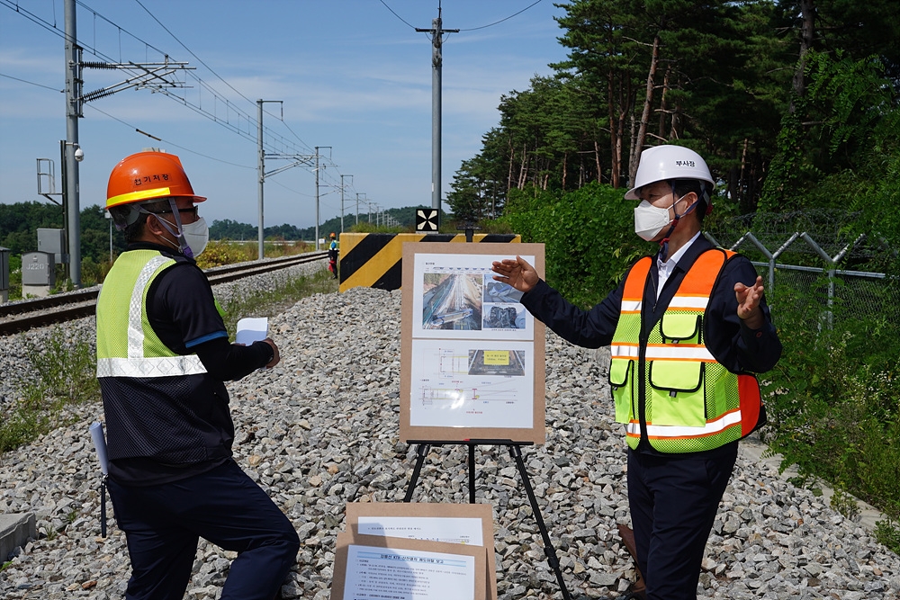 정왕국 한국철도 사장직무대행(오른쪽)이 22일 오후 강릉선 KTX-이음 시운전 열차에 시승하고, 청량신호소를 찾아 현장 점검을 하고 있다. /사진제공=한국철도