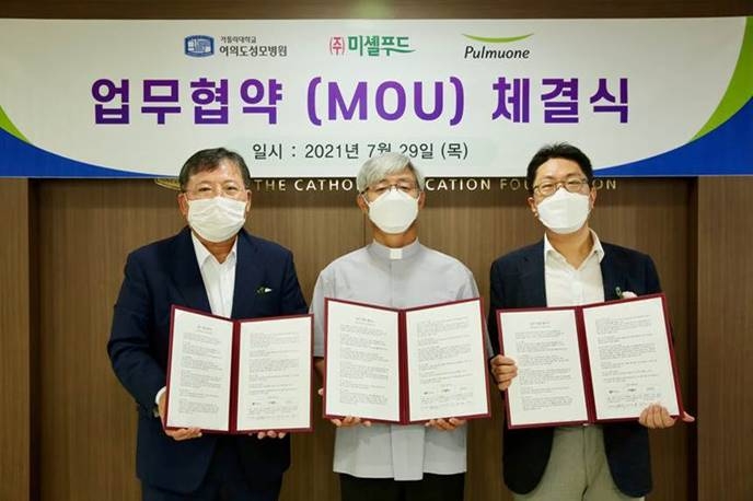 29일 서울 서초구 평화빌딩 미셸푸드 본사에서 열린 <뇌 건강에 도움을 주는 식품 공동 연구 및 개발을 위한 업무 제휴 협약식>에서 풀무원 이효율 대표(사진 왼쪽)와 여의도성모병원 가톨릭 뇌건강센터 임현국 소장(사진 오른쪽), 미셸푸드 대표 박상수 신부(사진 가운데)가 협약 체결 후 협약서를 들고 기념 촬영을 하고 있다. / 사진제공 = 풀무원