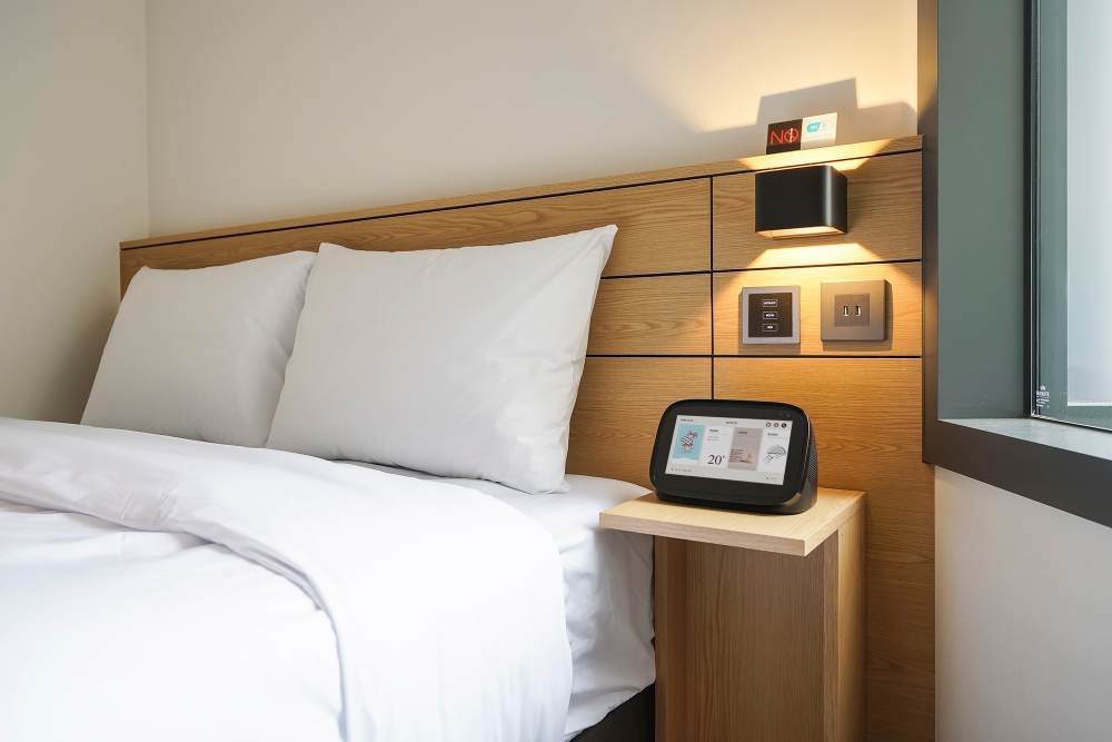 KT가 ‘헨나호텔’의 국내 1호점인 ‘헨나호텔 서울 명동’에서 KT AI호텔을 선보인다. 사진=KT