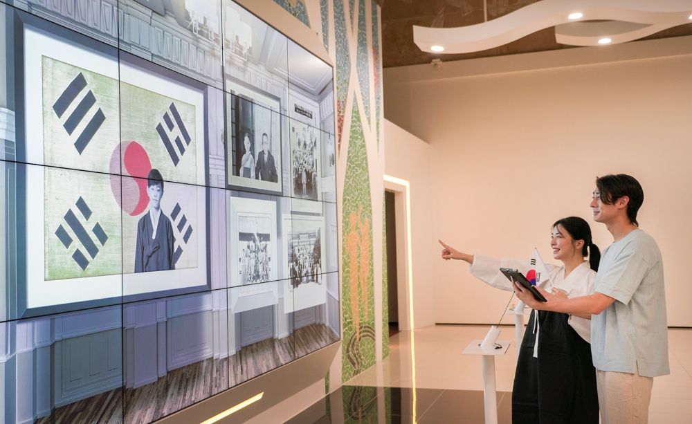 관람객이 슈퍼노바 기술 기반 ‘마법사진관’을 체험중이다. 사진=SK텔레콤