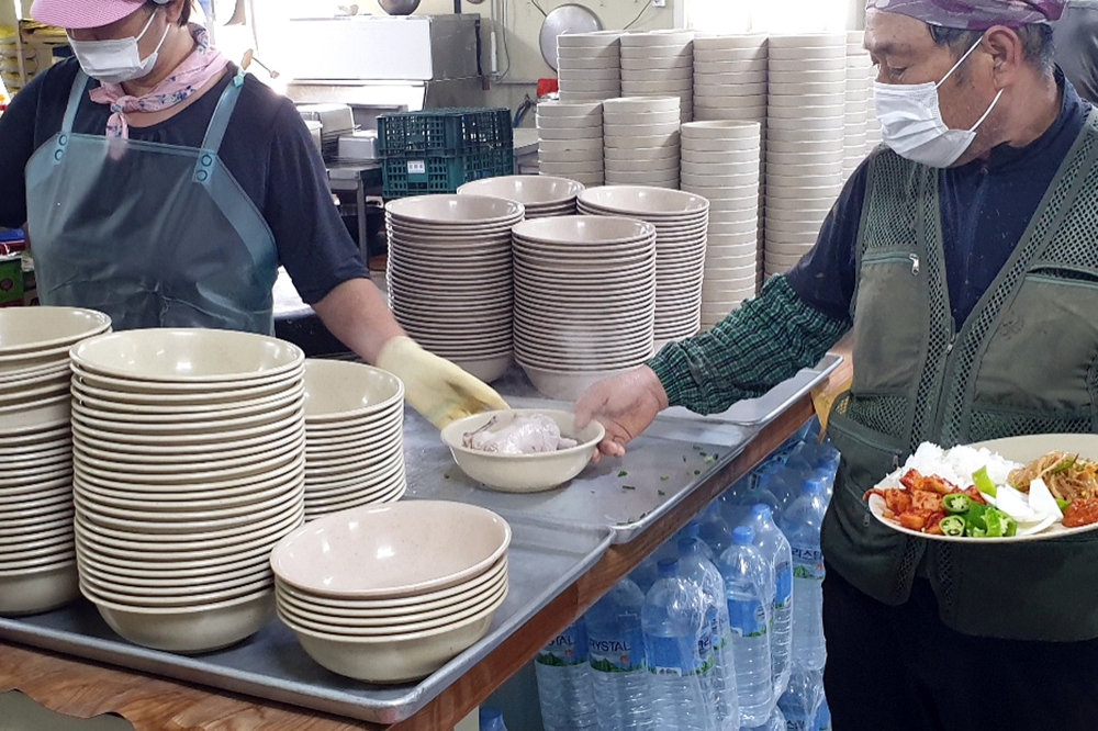 호반건설이 말복을 맞아 삼계탕을 현장 근로자에게 제공하고 있다. / 사진=호반건설