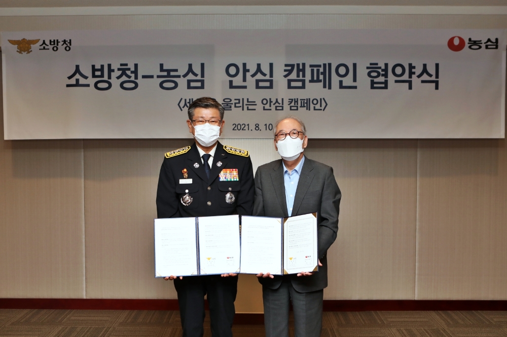 박준 농심 대표이사(사진 오른쪽)와 신열우 소방청장(사진 왼쪽)은 10일, 서울 동작구 농심 본사에서 국민안전 강화와 소방정책 홍보 공동 추진 등을 주요 내용으로 하는 업무 협약을 체결했다./ 사진제공 = 농심