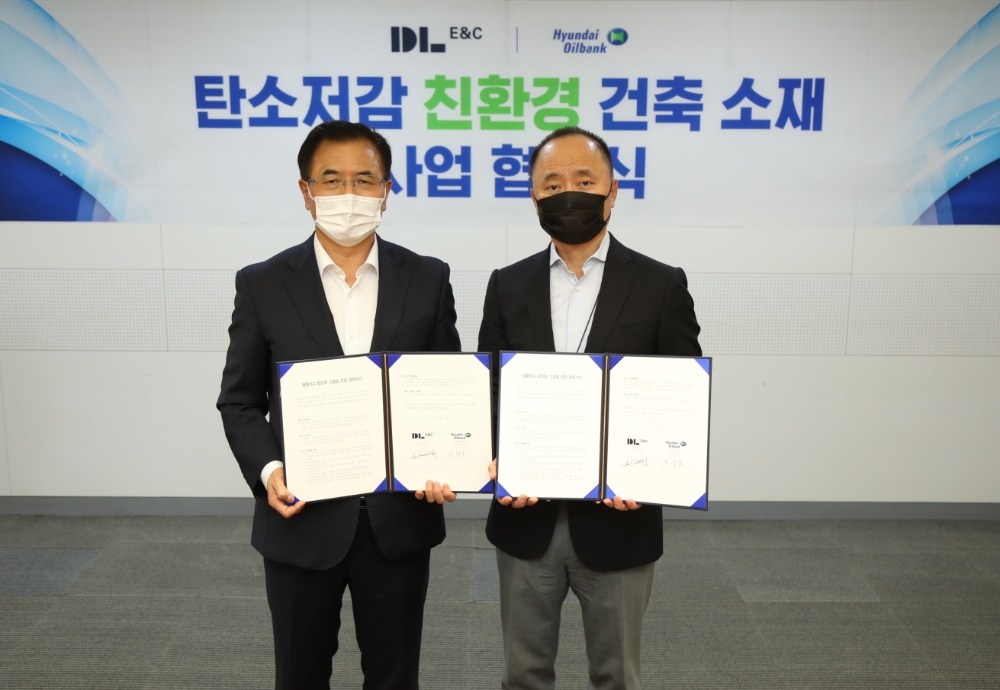 서울 중구 현대오일뱅크 서울사무소에서 ‘탄소저감 친환경 건축소재 사업 협약’을 체결한 마창민 DL이앤씨 대표(오른쪽)와 강달호 현대오일뱅크 사장 / 사진=DL이앤씨