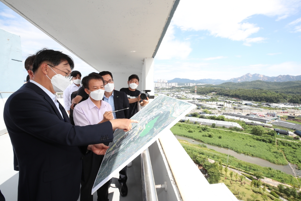 김현준 LH 사장이 고양창릉 신도시 현장을 둘러보고 있다. / 사진=LH