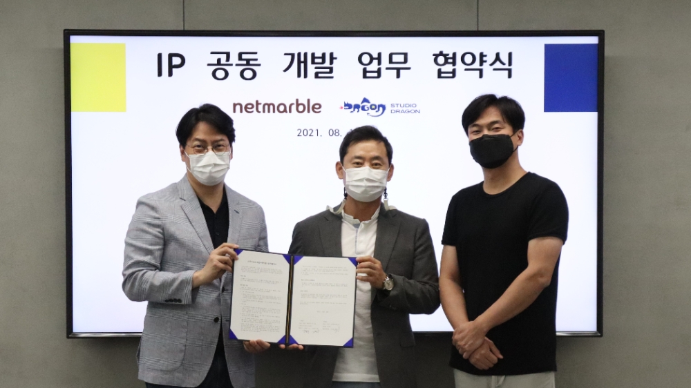 (왼쪽부터) 이승원 넷마블 대표와 강철구 스튜디오드래곤 대표, 김영규 대표. 사진=넷마블