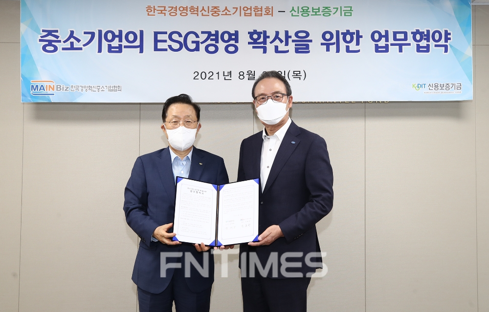 윤대희 신용보증기금 이사장(왼쪽)과 석용찬 메인비즈협회 회장이 26일 서울 마포구에 있는 프론트원(Front1)에서 한국경영혁신중소기업협회(메인비즈협회)와 ‘중소기업의 ESG(환경‧사회‧지배구조)경영 확산을 위한 업무협약’을 체결한 뒤 기념촬영하고 있다./사진=신용보증기금