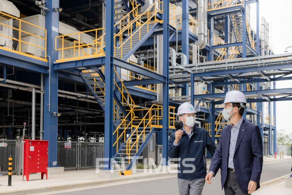 방문규 한국수출입은행장(오른쪽)이 26일 오후 충남 서산시에 있는 대산그린에너지를 방문해 김영욱 대산그린에너지 대표이사와 이야기를 나누고 있다./사진=한국수출입은행