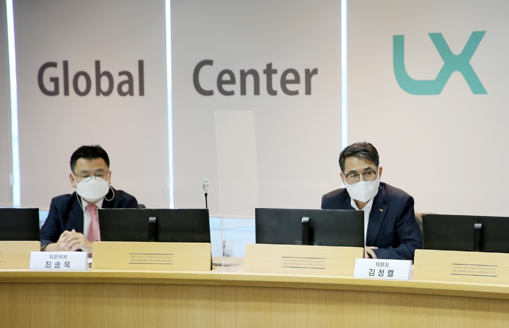 3일 LX한국국토정보공사 서울지역본부 글로벌센터에서 열린 공간정보 정책 자문위원회에서 김정렬 사장(오른쪽)이 인사말을 하고 있다. /사진제공=LX공사