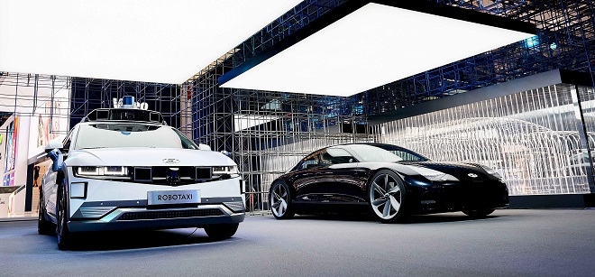 (왼쪽부터) 아이오닉5 로보택시, 아이오닉6 콘셉트카 프로페시, 아이오닉 대형SUV 실루엣.