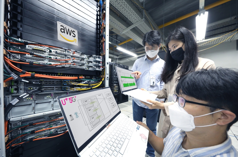 LG유플러스 직원들이 AWS Outposts 서버를 살펴보고 있다. 사진=LG유플러스