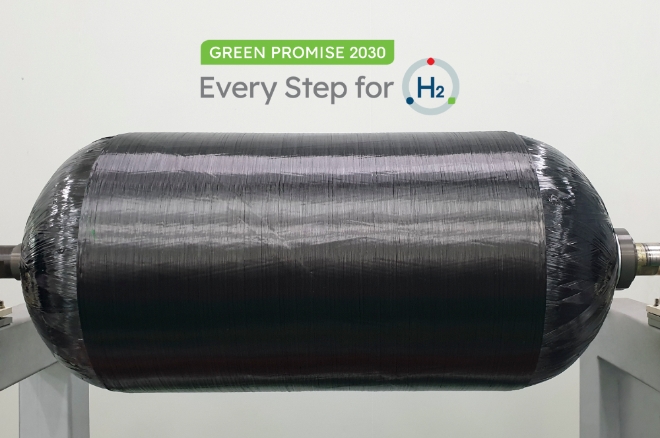 롯데케미칼은 7일 수소전기자동차(FCEV)의 핵심 부품 중 하나인 수소저장용기 상용화를 위한 파일럿 공정설비를 구축한다. 사진=롯데케미칼.