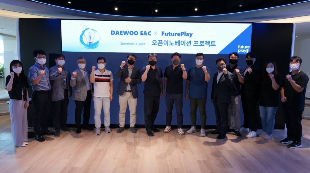 대우건설과 퓨처플레이 임직원들이 오픈이노베이션 프로젝트 킥오프를 진행하고 기념 촬영을 하고 있다. / 사진제공=대우건설