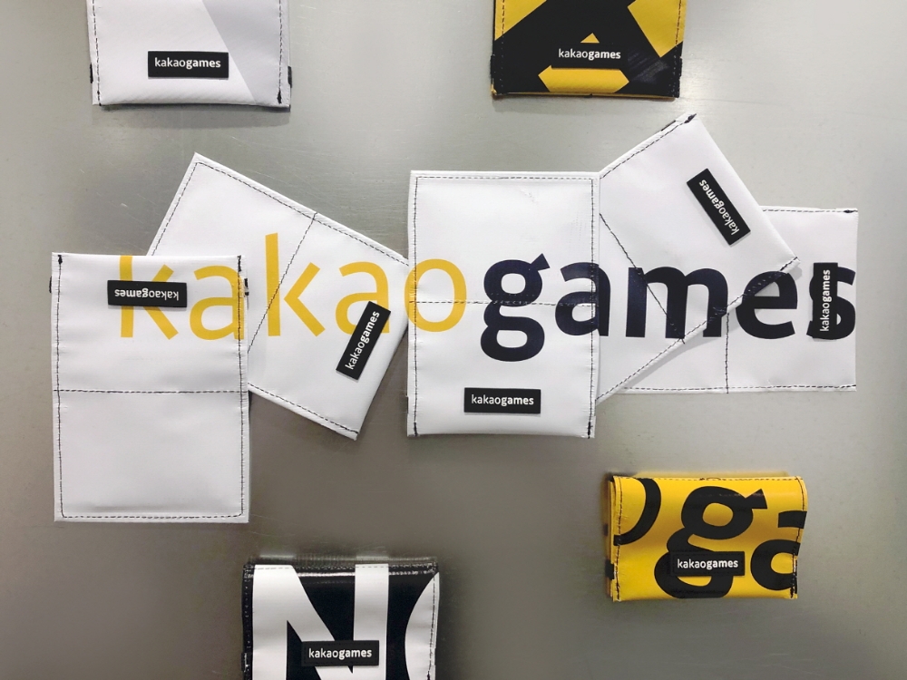 카카오게임즈가 폐현수막을 활용해 만든 카드지갑. 사진=카카오게임즈