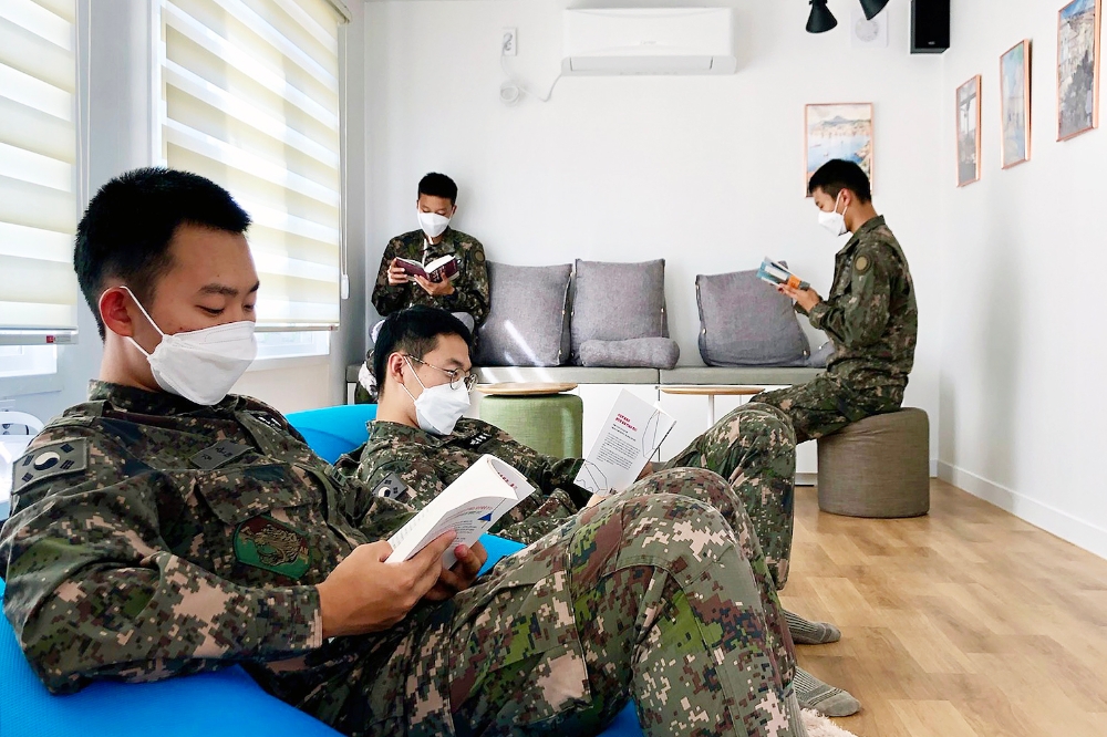 15사단 청춘책방 이용하고 있는 장병들. / 사진제공 = 롯데지주
