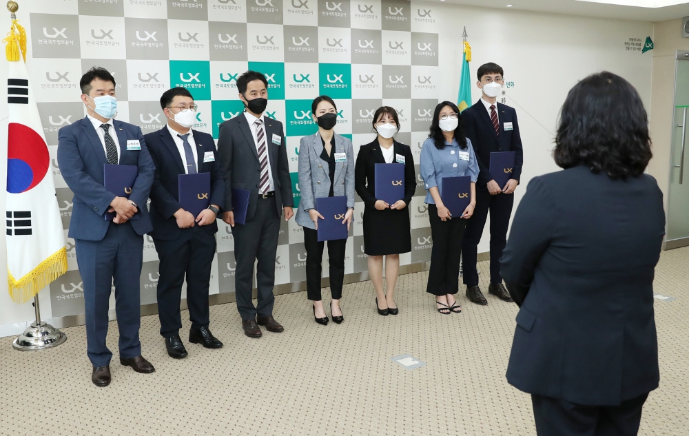 오애리 LX공사 경영지원본부장이 지난달 17일 교수직, 전문경력직에 임용식에서 임용장 수여 후 격려를 하고 있다. /사진제공=LX공사