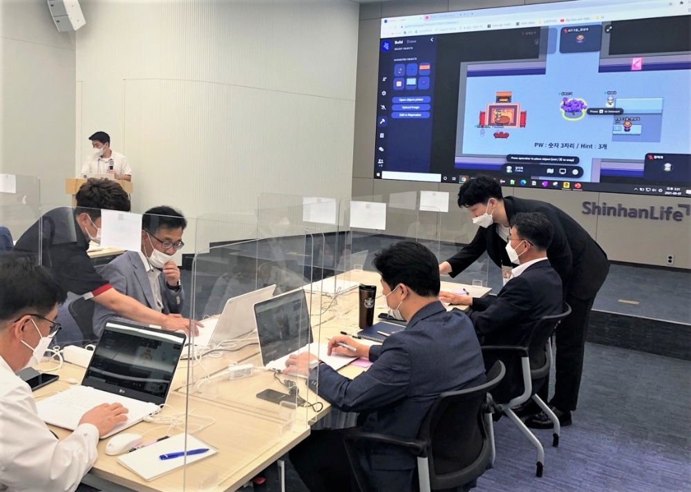 신한라이프가 리버스멘토링인 ‘거꾸로 스쿨’을 진행한다./사진= 신한라이프