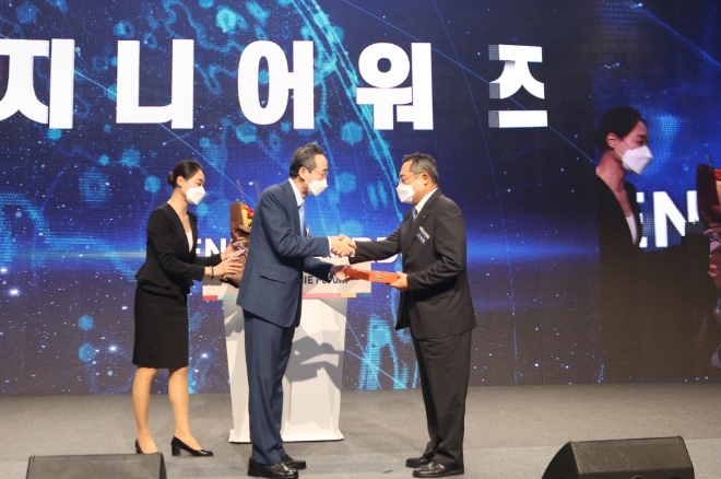 구자열 LS 회장(사진 오른쪽)이 29일 제2회 지니포럼서 지니어워즈를 수상했다. 사진=LS그룹.