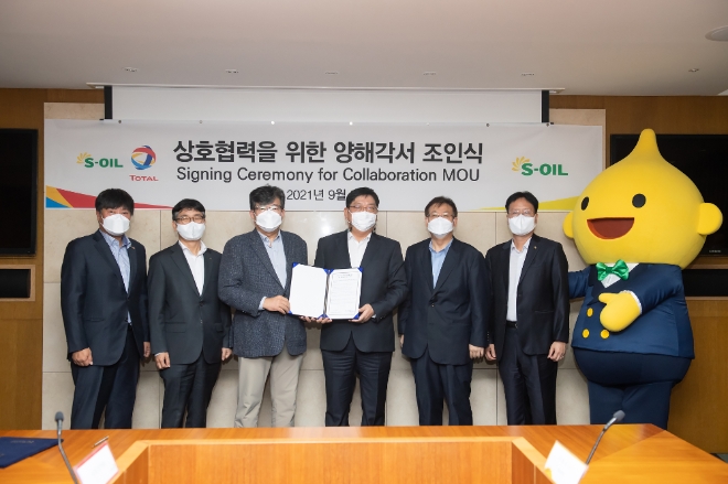 S-OIL은 지난달 30일 자동차용 엔진오일과 윤활유 제품 전문기업인 에쓰-오일토탈윤활유(대표: 신혁, 이하 STLC)와 전략적 공동마케팅 추진을 위한 양해각서(MOU)를 체결했다. 사진=S-OIL.