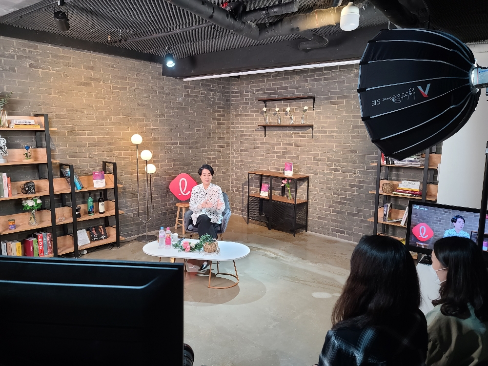 ’2021년 여성 인재 리더십 포럼’에 초청된 윤여순 박사가 강의를 하고 있다. / 사진제공=롯데건설