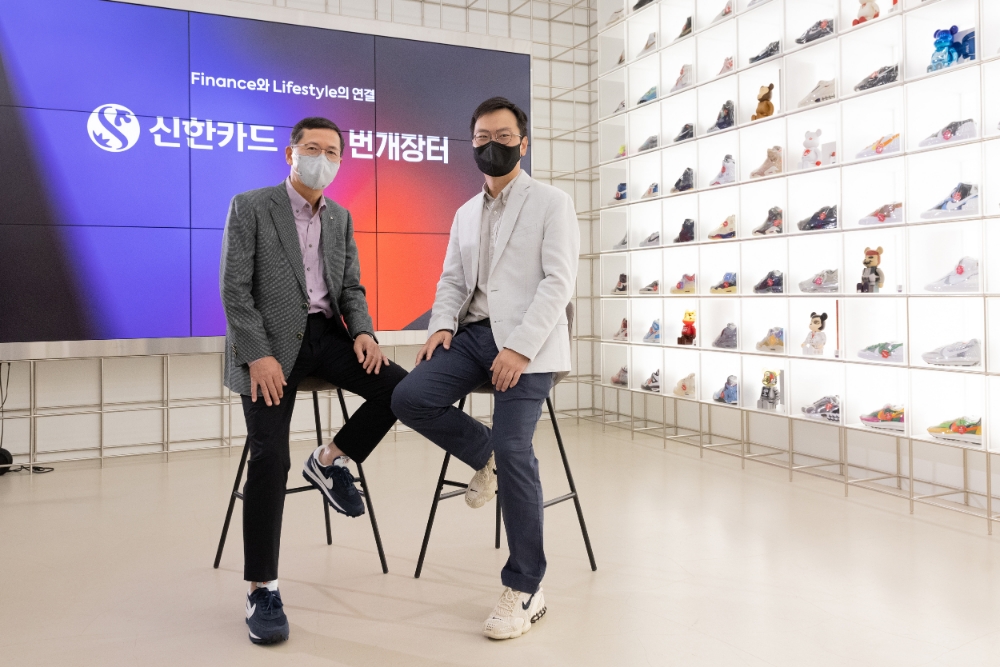 임영진 신한카드 사장과 이재후 번개장터 대표이사(오른쪽)가 서울 여의도에 위치한 더현대 브그즈트 랩(BGZT Lab by 번개장터)에서 포즈를 취하고 있다. /사진제공=신한카드