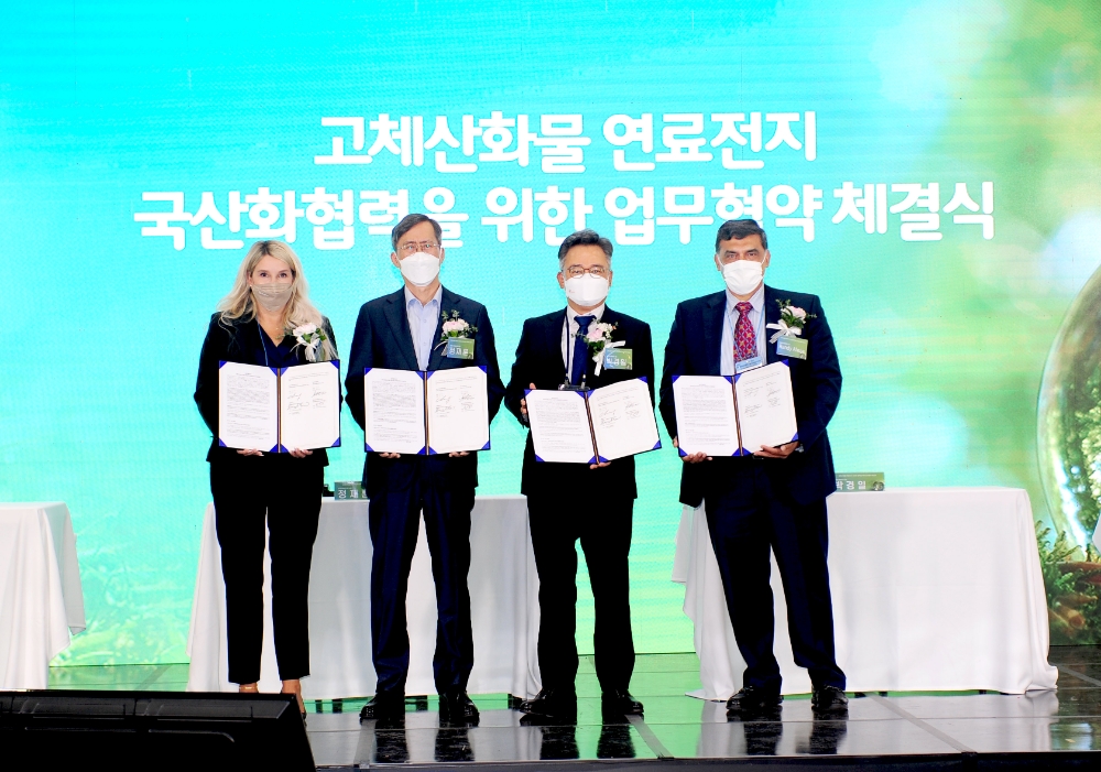 박경일 SK에코플랜트 대표이사(왼쪽 세번째), 셰얼린 무어(Sharelynn Moore) 블룸에너지 부사장 겸 마케팅 최고책임자(왼쪽 첫번째), 정재훈 한국수력원자력 사장(왼쪽 두번째), 랜디 아후자(Randy Ahuja) 블룸SK퓨얼셀 사장(왼쪽 네번째)이 협약서를 들고 기념촬영을 하고 있다. / 사진제공=SK에코플랜트