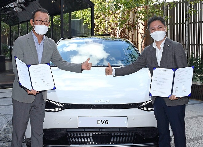 기아 이한응 전무(왼쪽)와 휴맥스모빌리티 오영현 공동대표.