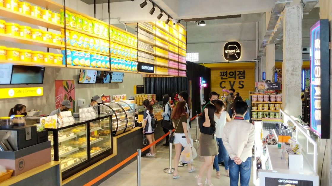 이마트24말레이시아는 현지 MZ세대를 공략하기 위해 콘크리트 벽면을 그대로 노출하는 감각적인 카페 스타일로 차별화를 꾀했다./사진제공=이마트24