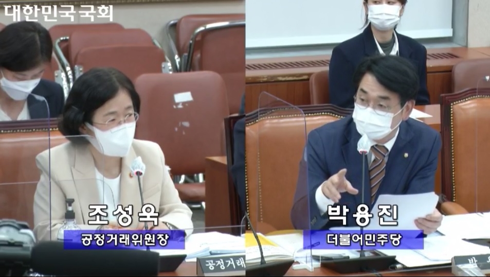 정무위원회 소속 박용진 더불어민주당 의원이 20일 정무위 국정감사에서 조성욱 공정거래위원장에 질의를 하고 있다./사진=국회의사중계시스템 갈무리