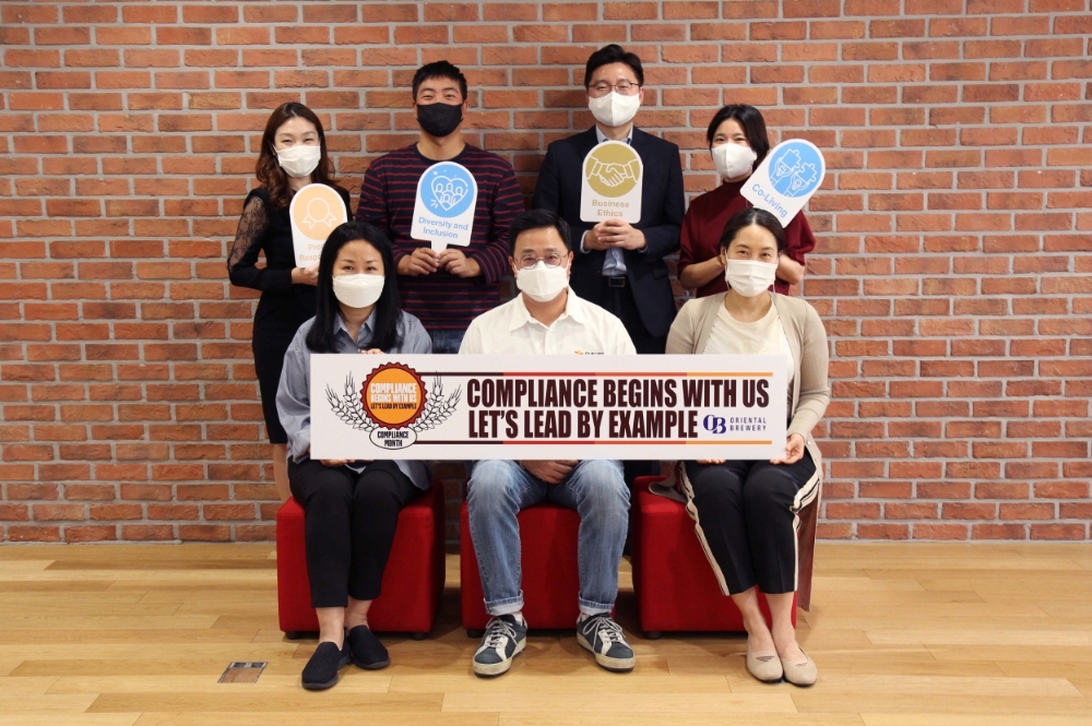 오비맥주 법무·정책홍보 부문 구자범 부사장(앞줄 가운데)이 20일 오후 삼성동 본사에서 마케팅과 커뮤니케이션을 담당하는 오비맥주 임직원과 협력사 임직원을 대상으로 ‘책임 있는 마케팅 및 커뮤니케이션 규정' 교육을 실시하고 기념촬영을 하고 있다. / 사진제공 = 오비맥주