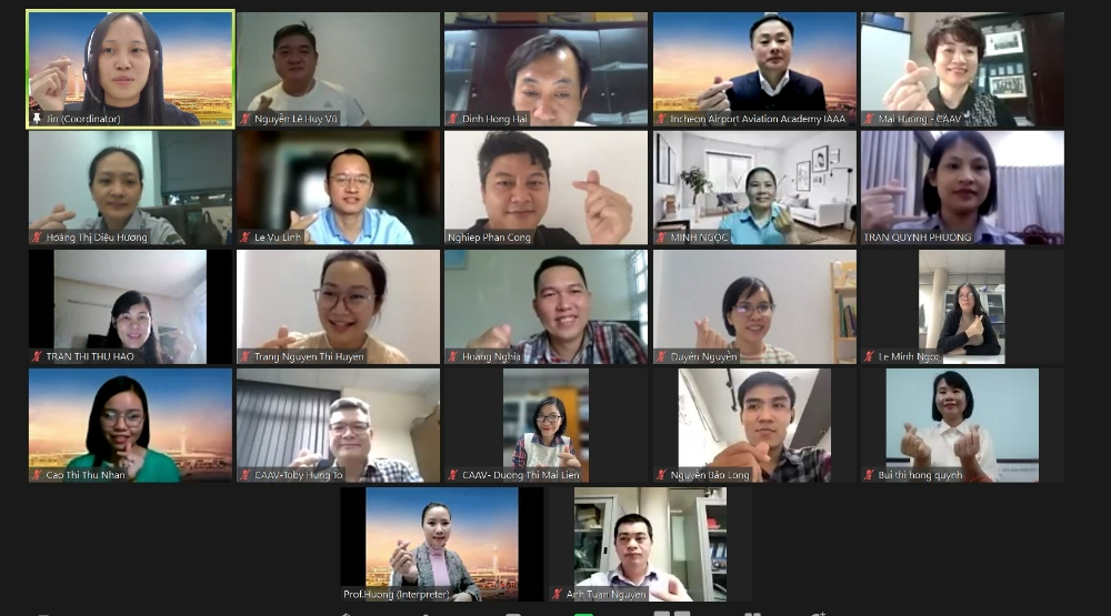 지난 10월 22일 진행된 과정 수료식에서 교육에 참여한 베트남 공항 관계자와 교육과정 운영진들이 기념촬영을 하고 있다. /사진제공=인천국제공항공사