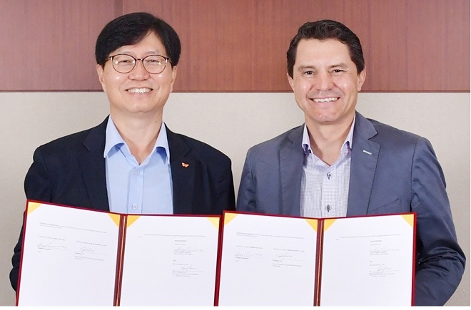 이성준 SK이노베이션 환경과학기술원장(왼쪽)과 더그 캠벨 솔리드파워 CEO. 제공=SK이노베이션.