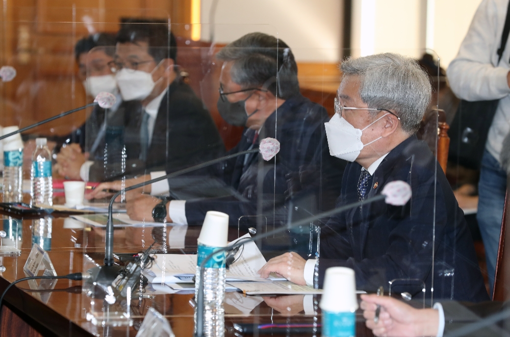 고승범 금융위원장이 28일 서울 중구 은행연합회관에서 열린 은행업계 간담회에서 모두발언을 하고 있다./사진=금융위원회