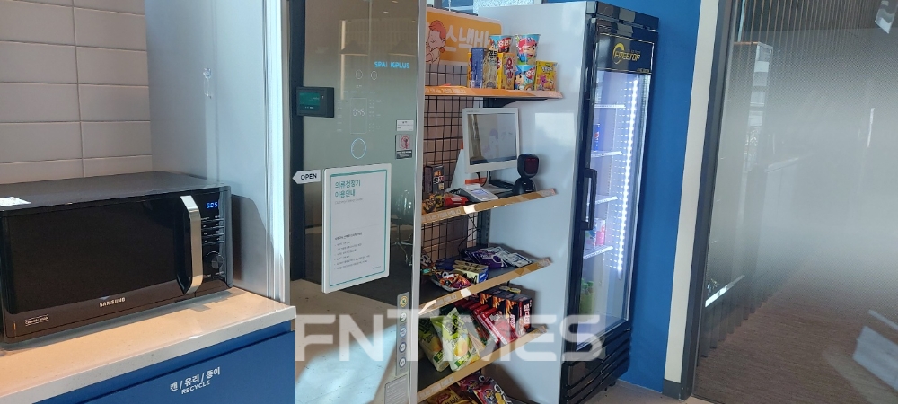 스플라운지 홍대점에 설치된 의류 스타일러와 스낵바 / 사진=장호성 기자