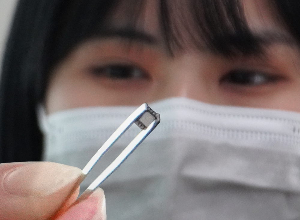 LG유플러스가 개발한 ‘물리적 복제 방지기능(PUF)’을 적용한 초소형 내장형 eSIM. 사진=LG유플러스