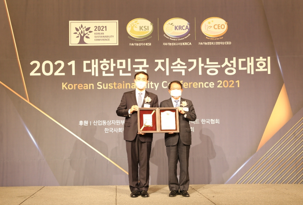 신한카드가 한국표준협회 주관 ’2021 대한민국 지속가능성 대회’에서 ‘대한민국 지속가능성지수(KSI)’ 신용카드 부문 1위 기업에 선정됐다고 5일 밝혔다. /사진제공=신한카드