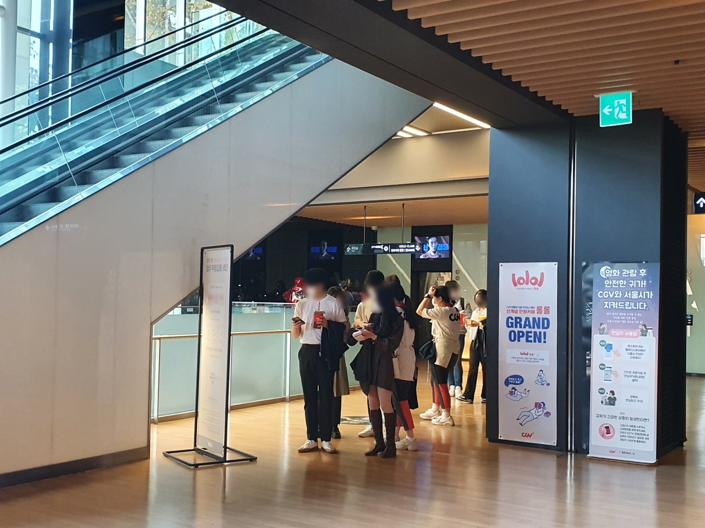 시민들이 백신패스관에 들어가기 위해 접종증명서와 출입 증명을 하고 있다./사진=나선혜기자