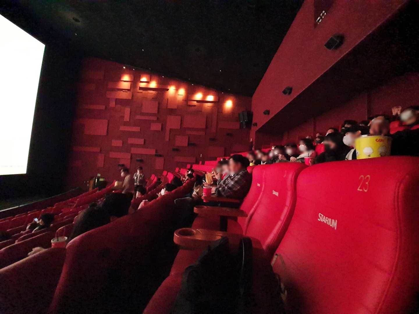 백신패스관에서 시민들은 팝콘, 음료 등을 먹었다./사진=나선혜기자