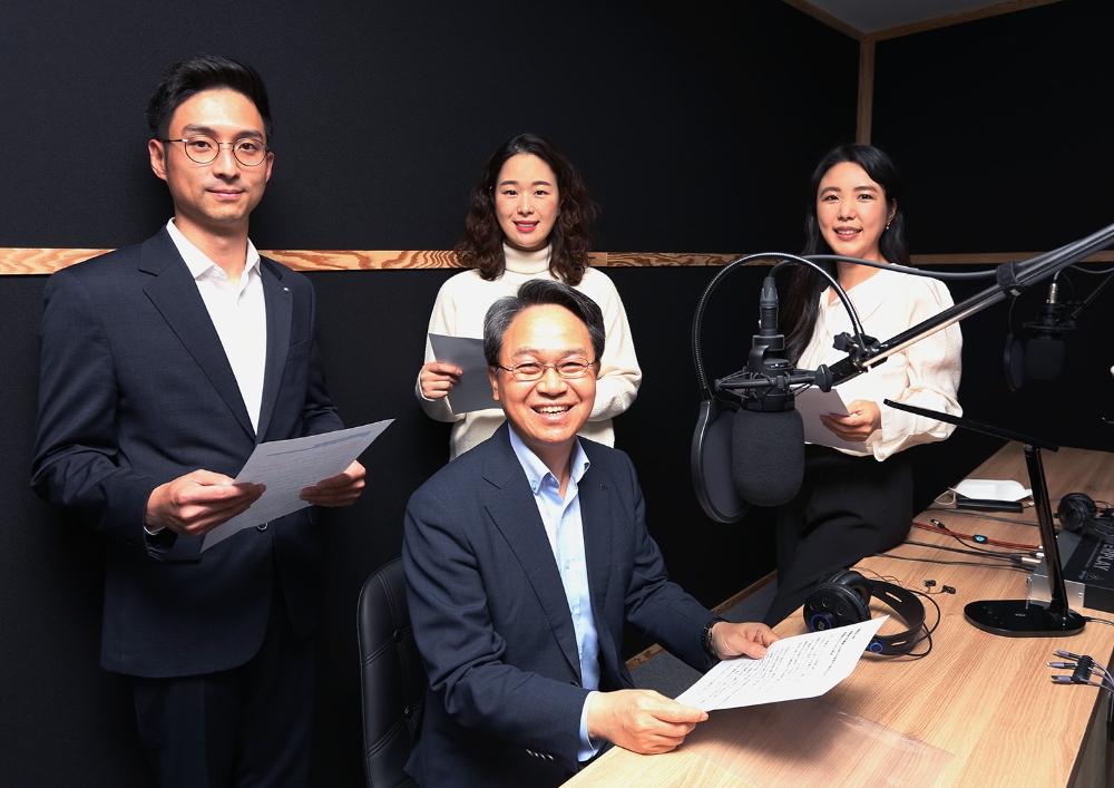 신한은행은 진옥동 행장(가운데)과 임직원들이 지난달 20일 서울시 강남구 스튜디오에서 ‘덕수궁 관람객을 위한 음성안내 서비스’ 외국어 버전 녹음에 재능기부로 참여했다고 밝혔다./사진=신한은행