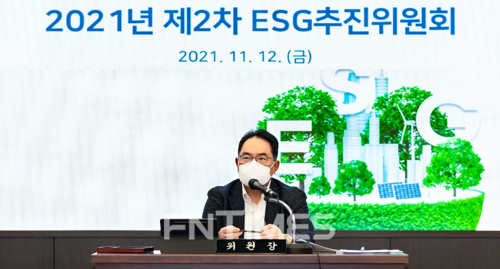 지준섭 NH농협은행 ESG추진위원회 위원장(농업・녹색금융부문 부행장)이 12일 서울시 중구 농협은행 본사에서 개최된 ESG추진위원회에서 모두발언을 하고 있다./사진=NH농협은행