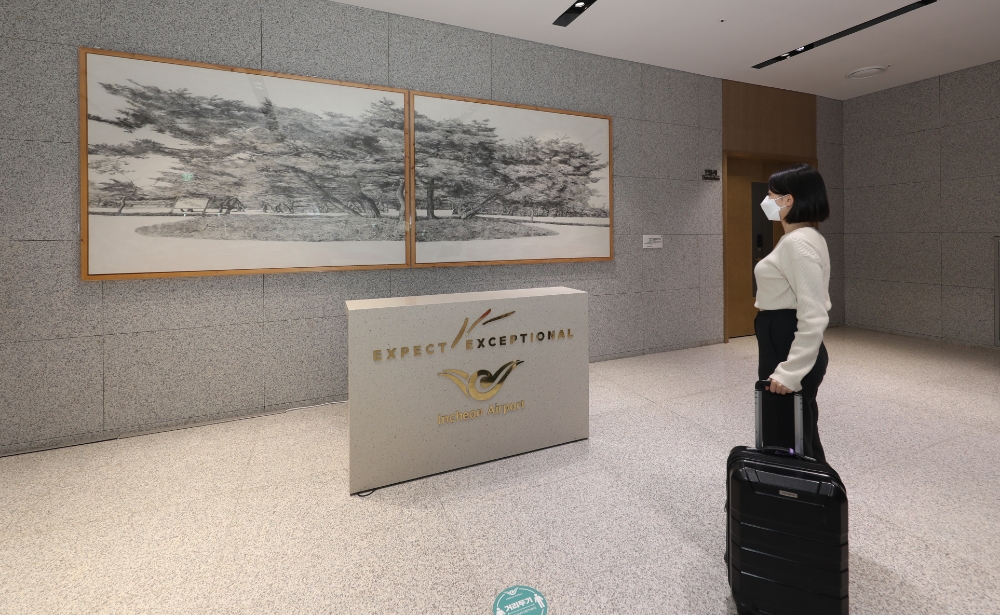 인천공항 제2여객터미널(귀빈실 로비)에서 방문객이 '김용석 작가의 '소공원 1, 2'를 감상하고 있다. / 사진제공=인천국제공항공사