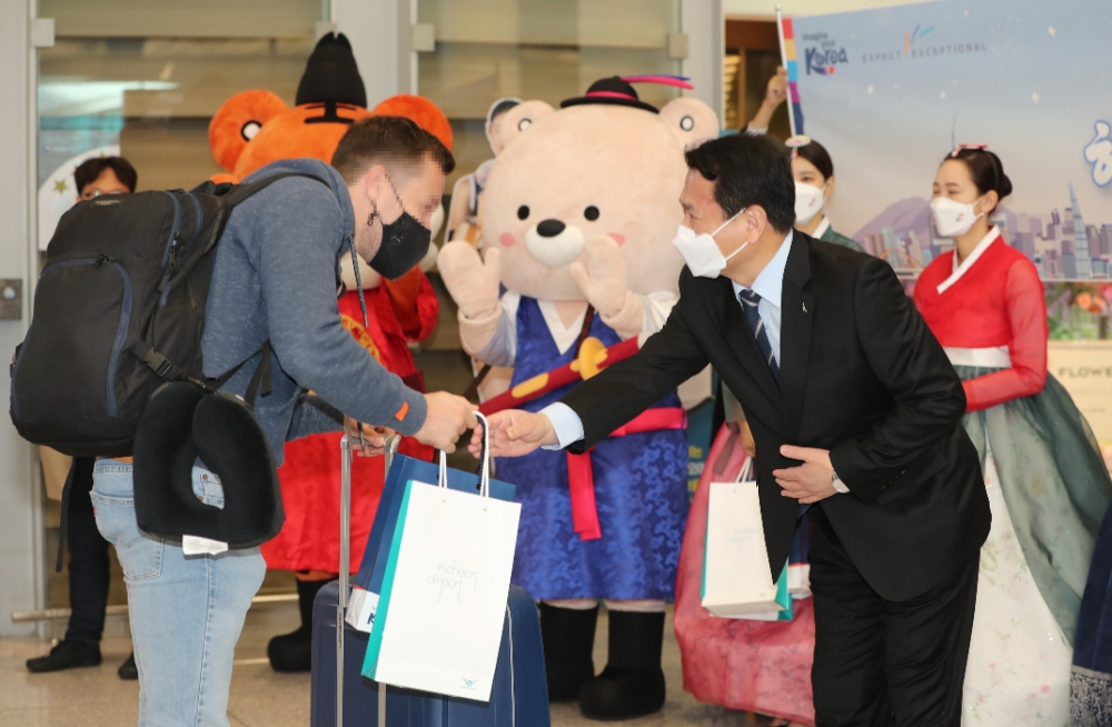 15일 인천공항 제2여객터미널에서 인천공항공사-한국관광공사 공동주최로 열린 ‘한-싱가포르 트래블 버블 여객 환영행사’에서 김경욱 인천공항공사 사장(오른쪽)이 트래블 버블 첫 입국여객에게 기념품을 증정하고 있다. /사진제공=인천국제공항공사