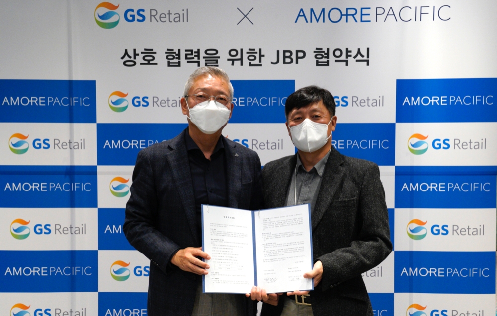 (왼쪽부터) 안세홍 아모레퍼시픽 대표이사, 박영훈 GS리테일 디지털커머스BU장이 12일 참석해 업무협약식을 가졌다./사진제공=GS리테일