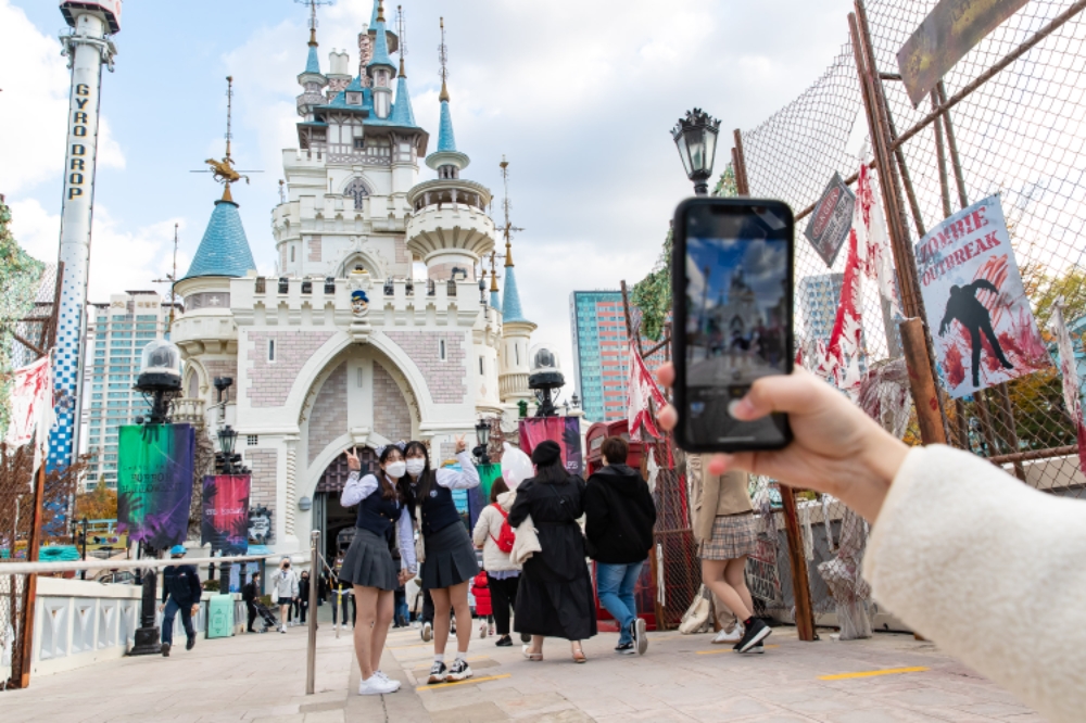 매직 아일랜드에서 인증샷을 찍는 학생 모습./ 사진제공 = 롯데월드